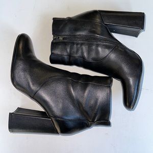 Steve Madden round toe booties - minimally worn!!